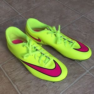 Size 8.5 women’s Nike soccer cleats